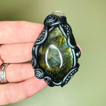 Load image into Gallery viewer, Labradorite pendant style 2
