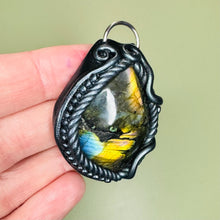 Load image into Gallery viewer, Labradorite pendant style 3
