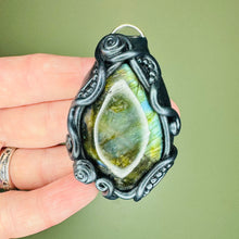 Load image into Gallery viewer, Labradorite pendant style 2
