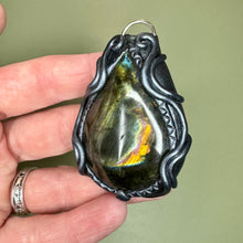 Load image into Gallery viewer, Labradorite pendant style 1
