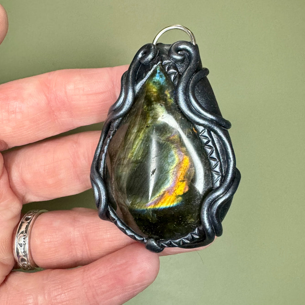 Labradorite pendant style 1