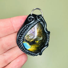 Load image into Gallery viewer, Labradorite pendant style 3
