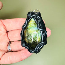 Load image into Gallery viewer, Labradorite pendant style 2
