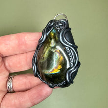 Load image into Gallery viewer, Labradorite pendant style 1
